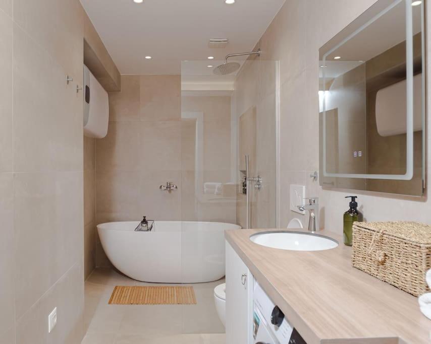 Anna'S Blloku Apartment Тирана Екстериор снимка